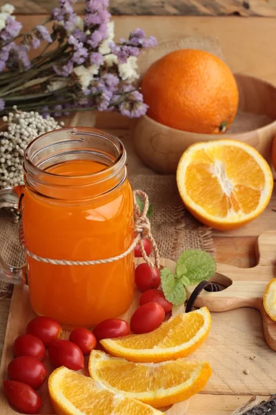 Orange juice with fresh orange fruits sliced. — Stock Photo, Image