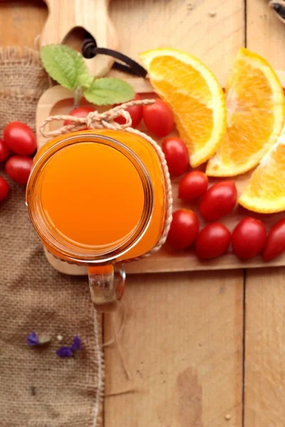 Jugo de naranja con frutas frescas de naranja en rodajas . — Foto de Stock