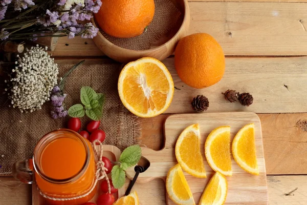 Апельсиновый сок со свежими фруктами нарезанными . — стоковое фото