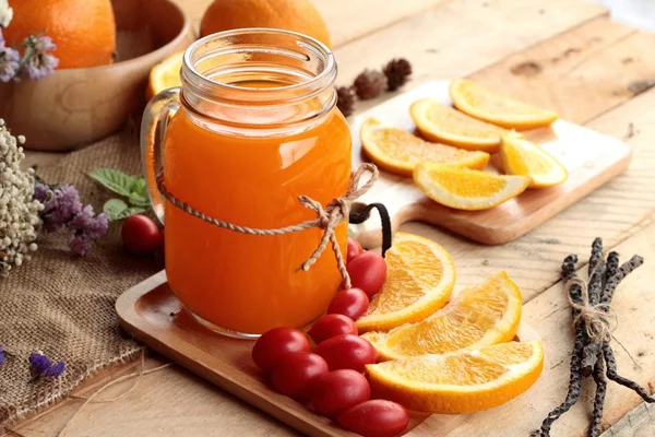 Jugo de naranja con frutas frescas de naranja en rodajas . —  Fotos de Stock
