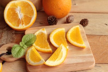 Dilimlenmiş taze turuncu meyveler ile portakal suyu.