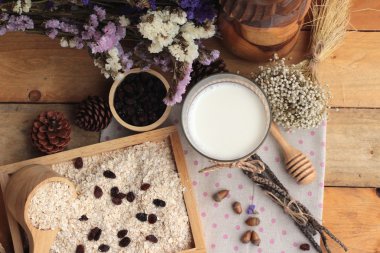 Frenk üzümü kurutulmuş meyve ve süt ile yulaf gevreği