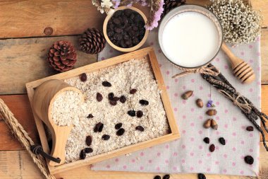 Frenk üzümü kurutulmuş meyve ve süt ile yulaf gevreği