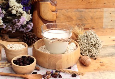 Frenk üzümü kurutulmuş meyve ve süt ile yulaf gevreği