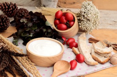 Beyaz yoğurt ve taze kiraz domates