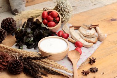 Beyaz yoğurt ve taze kiraz domates