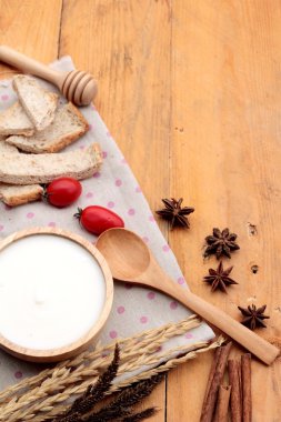 Beyaz yoğurt ve taze kiraz domates