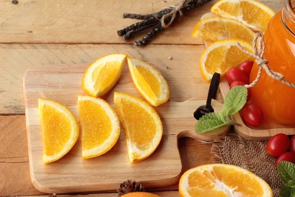 Orangensaft mit frischen Orangenfrüchten in Scheiben geschnitten. — Stockfoto