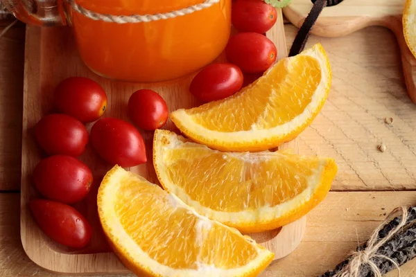 Orangensaft mit frischen Orangenfrüchten in Scheiben geschnitten. — Stockfoto