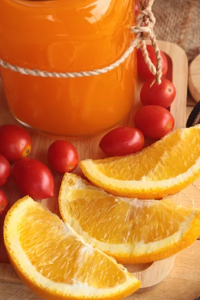 Orange juice with fresh orange fruits sliced. — Stock Photo, Image