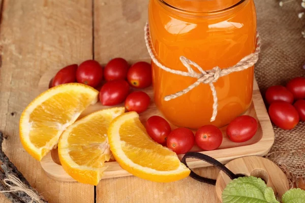 Sumo de laranja com frutas frescas de laranja fatiadas . — Fotografia de Stock