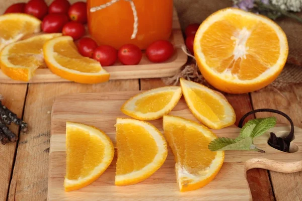 Apelsinjuice med färsk apelsin frukt skivad. — Stockfoto