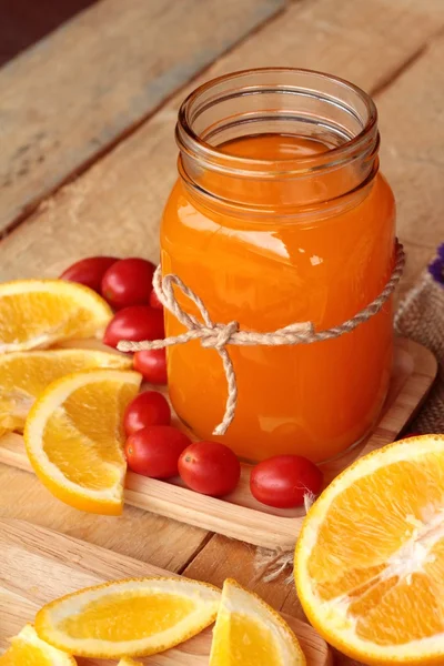 Narancslé, friss, szeletelt narancs gyümölcsökkel. — Stock Fotó