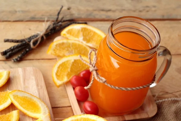 Orangensaft mit frischen Orangenfrüchten in Scheiben geschnitten. — Stockfoto