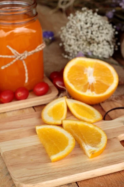 Orange juice with fresh orange fruits sliced. — Stock Photo, Image