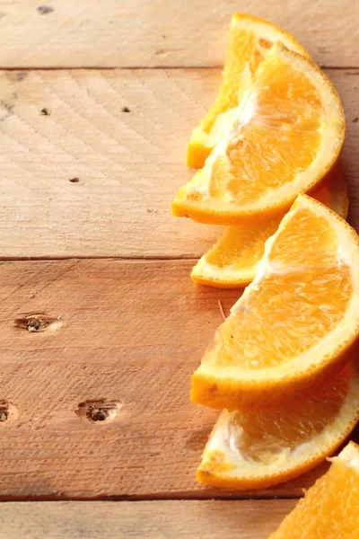 Фрукты апельсинов на деревянном фоне — стоковое фото