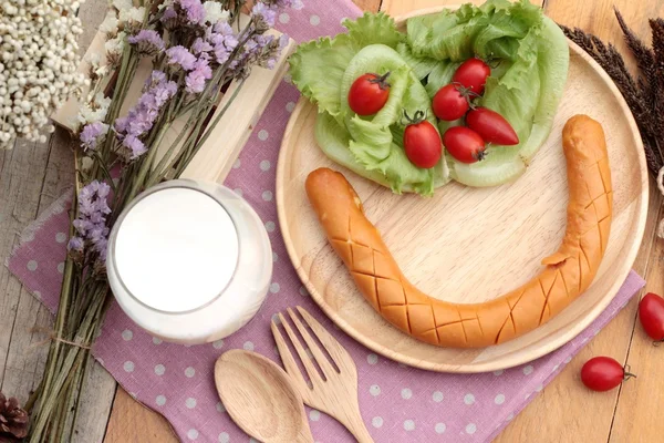 朝食のソーセージ、野菜サラダ、牛乳. — ストック写真