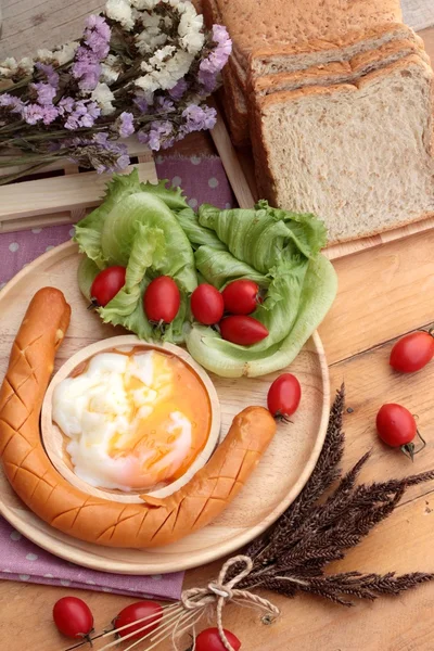 Café da manhã com ovos, salsicha, pão, salada de legumes e leite . — Fotografia de Stock
