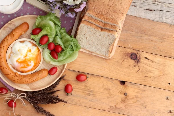 Yumurta, sosis, ekmek, salata sebze ve süt Kahvaltı. — Stok fotoğraf