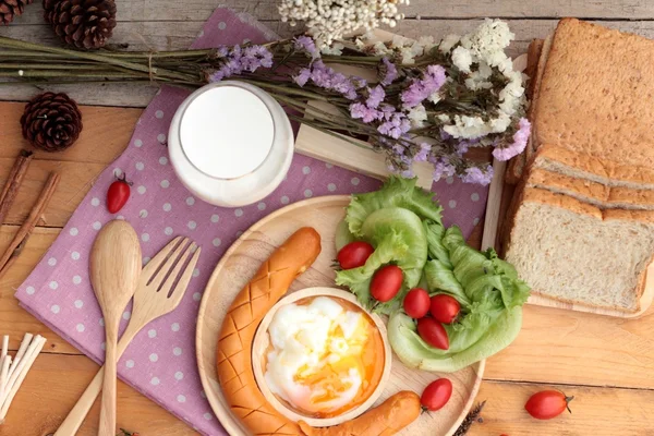 Breakfast with eggs, sausage, bread, salad vegetables and milk. — Stock Photo, Image