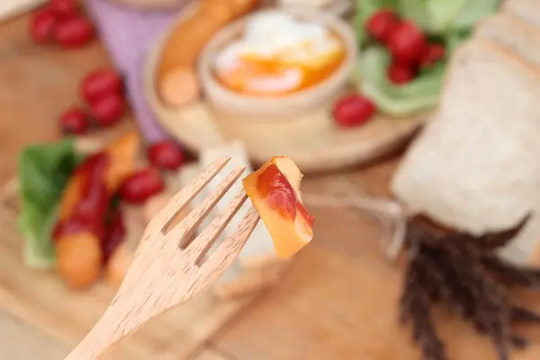 Desayuno con huevos, salchichas, pan, ensalada de verduras y leche . — Foto de Stock