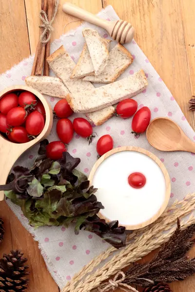 白いヨーグルト、新鮮なチェリー トマト — ストック写真