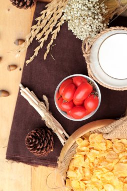 Mısır pul ve süt taze kiraz domates ile.