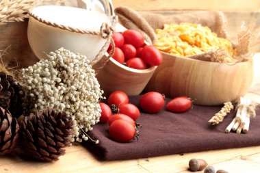 Mısır pul ve süt taze kiraz domates ile.