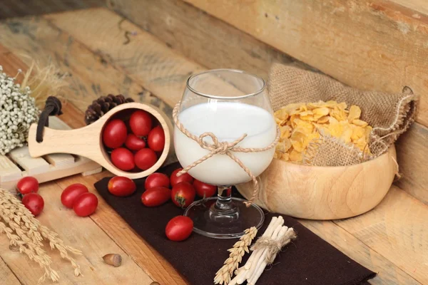 Corn flake and milk with fresh cherry tomatoes. — Stock Photo, Image