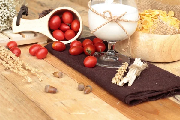 Corn flake and milk with fresh cherry tomatoes. — Stock Photo, Image