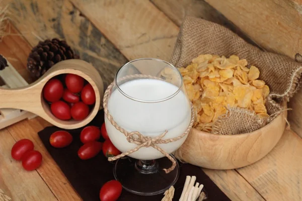 Hojuelas de maíz y leche con tomates cherry frescos . —  Fotos de Stock