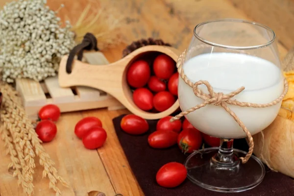 Maissihiutale ja maito tuoreiden kirsikkatomaattien kanssa . — kuvapankkivalokuva