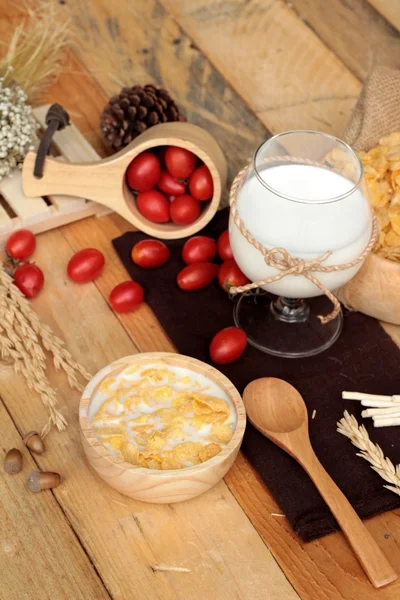 Majs-flingor och mjölk med färska körsbärstomater. — Stockfoto