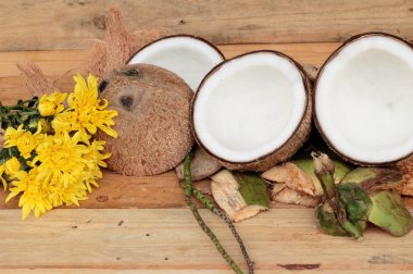 ahşap arka plan üzerinde beyaz Hindistan cevizi