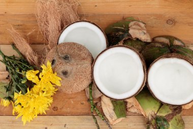 ahşap arka plan üzerinde beyaz Hindistan cevizi