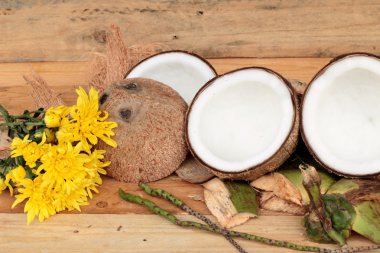 ahşap arka plan üzerinde beyaz Hindistan cevizi