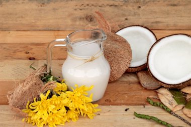 Beyaz Hindistan cevizi ve ahşap arka plan üzerinde süt