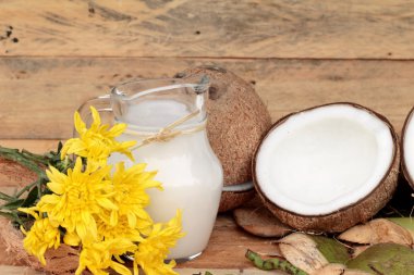 Beyaz Hindistan cevizi ve ahşap arka plan üzerinde süt