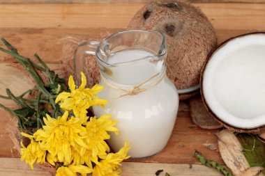 Beyaz Hindistan cevizi ve ahşap arka plan üzerinde süt