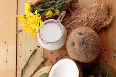 Beyaz Hindistan cevizi ve ahşap arka plan üzerinde süt