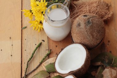 Beyaz Hindistan cevizi ve ahşap arka plan üzerinde süt