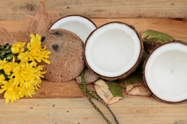 Noix de coco blanche sur fond bois — Photo