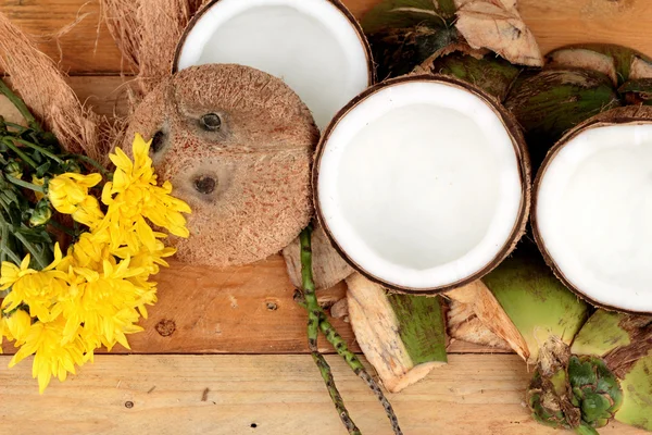 Noix de coco blanche sur fond bois — Photo