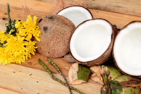 Weiße Kokosnuss auf Holz Hintergrund — Stockfoto