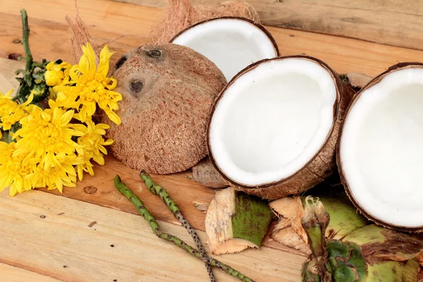 Noix de coco blanche sur fond bois — Photo