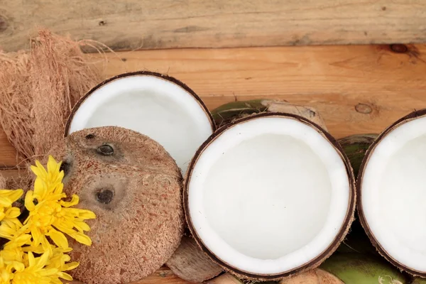 Coco blanco sobre fondo de madera —  Fotos de Stock