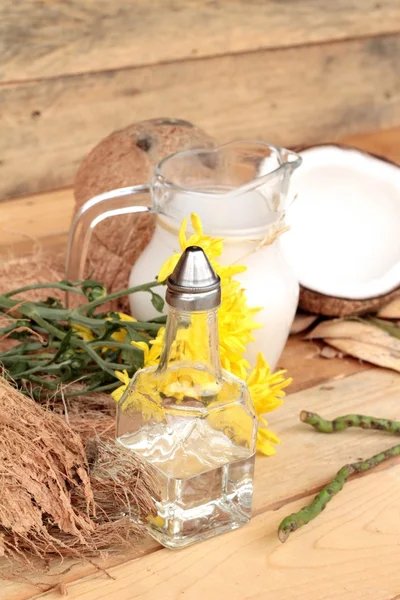 Noix de coco et lait, huile de coco pour une alimentation saine et bio et la beauté — Photo