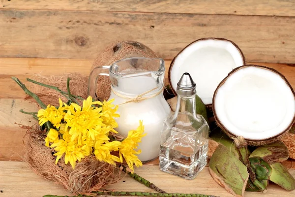 Coco y leche, aceite de coco para alimentos orgánicos saludables y belleza — Foto de Stock