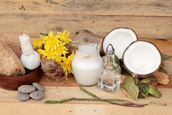 Coco y leche, aceite de coco para alimentos orgánicos saludables y belleza — Foto de Stock