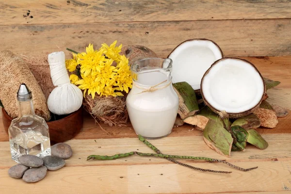 Coco y leche, aceite de coco para alimentos orgánicos saludables y belleza — Foto de Stock